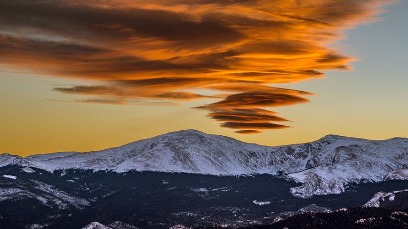 Wave Clouds Over the Summit as a 4K desktop wallpaper